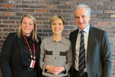 Arna Lára og Kristrún Frostadóttir með Jonas Gahr Støre, forsætisráðherra Noregs.