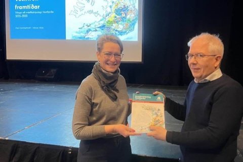 Hér er Aðalsteinn Óskarsson hjá Vestfjarðastofu að afhenda mér eintak af Kynningartillögu Svæðisskip&hellip;