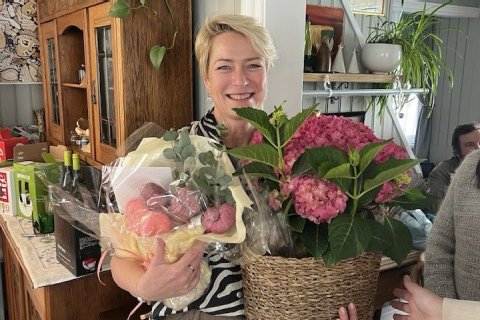 Samstarfsfólkið leysti mig út með gjöfum. Fékk garnvönd og hortensíu.