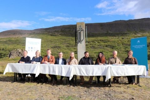 Fulltrúar allra sveitarfélaga á Vestfjörðum auk forstjóra HMS undirrituðu skipulagið.