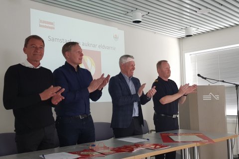 Myndin var tekin við undirritun samningsins í stjórnsýsluhúsinu á Ísafirði 25. maí. Frá vinstri: Gar&hellip;