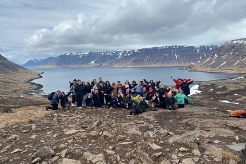Hópurinn við Dynjanda, séð út Arnarfjörðinn.
Mynd: Grunnskólinn á Þingeyri.