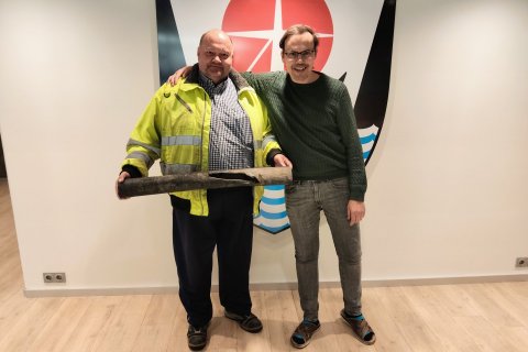 Kristján Andri Guðjónsson, forstöðumaður áhaldahúss, heldur á lagnarskömminni sem verið hefur til va&hellip;