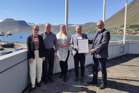 Sigurður M. Harðarson, samræmingarstjóri úttekta hjá iCert, afhendir Birgi Gunnarssyni, bæjarstjóra,&hellip;
