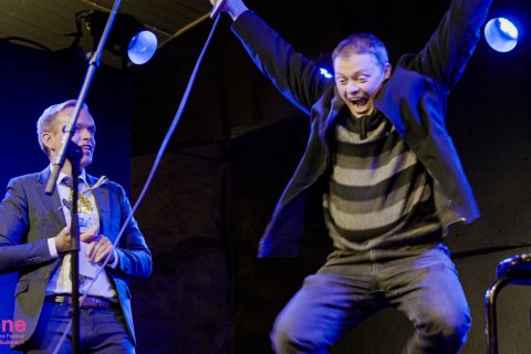 Guðmundur Gunnarsson, bæjarstjóri Ísafjarðarbæjar og Ómar Smári Kristinsson við útnefninguna. Mynd: &hellip;