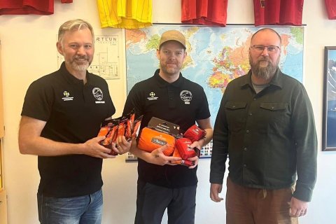 Gunnar Bjarni ritari og Ómar Örn formaður Slysavarnardeildarinnar í Hnífsdal afhenda Kristjáni Ingas&hellip;