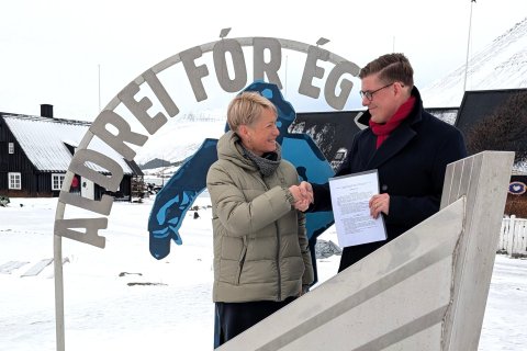 Sigríður Júlía bæjarstjóri og Kristján Freyr rokkstjóri við undirritun stuðsamningsins í Neðstakaups&hellip;