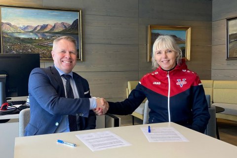 Birgir Gunnarsson, bæjarstjóri, og Guðfinna Hreiðarsdóttir, formaður íþróttafélagsins Vestra, við un&hellip;