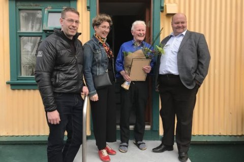 Frá útnefningu Villa Valla til heiðursborgara árið 2018. Með honum á myndinni eru fulltrúar bæjarstj&hellip;